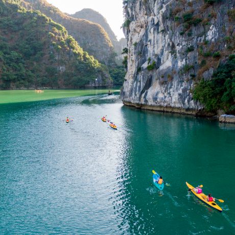 Chèo thuyền kayak khám phá Vịnh Lan Hạ