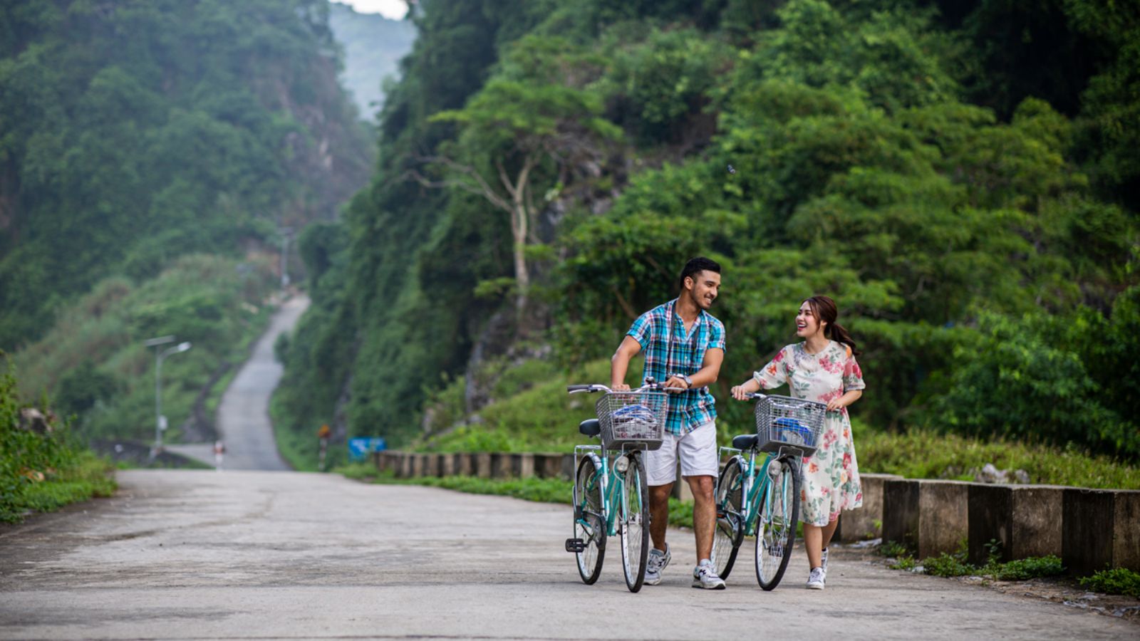 Đạp xe trong làng Việt Hải