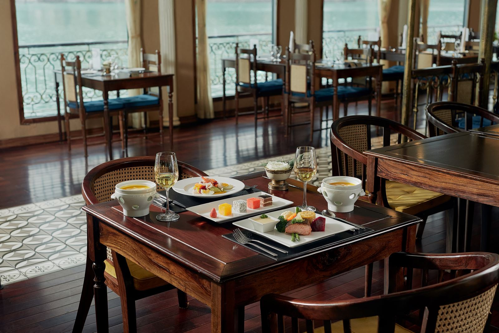 Ẩm thực trên du thuyền