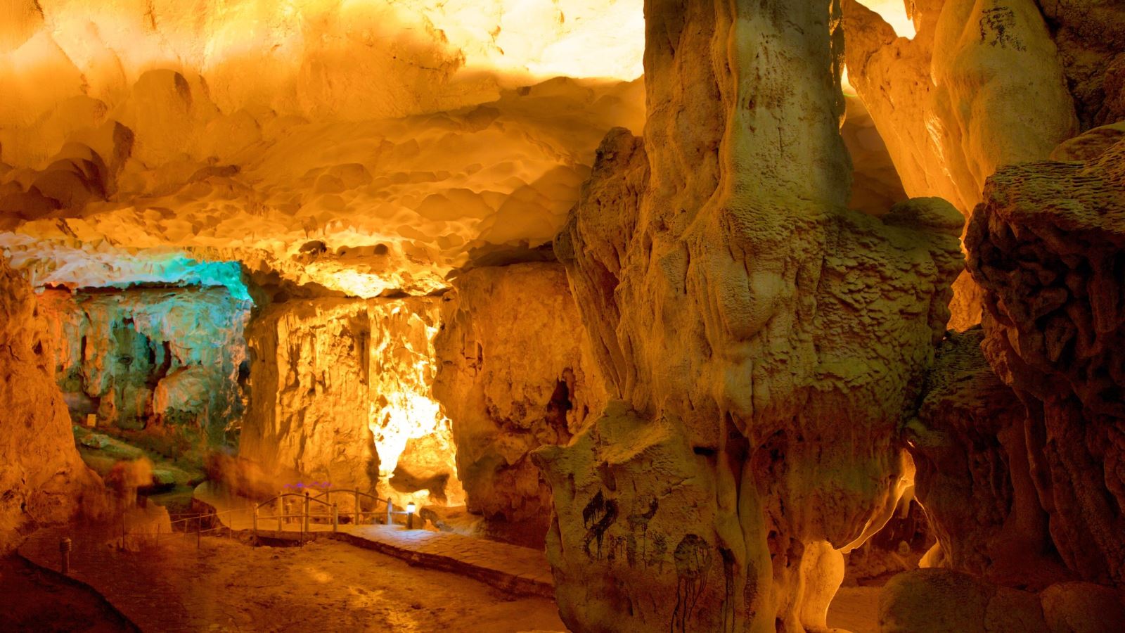 Bên trong Hang Sửng Sốt