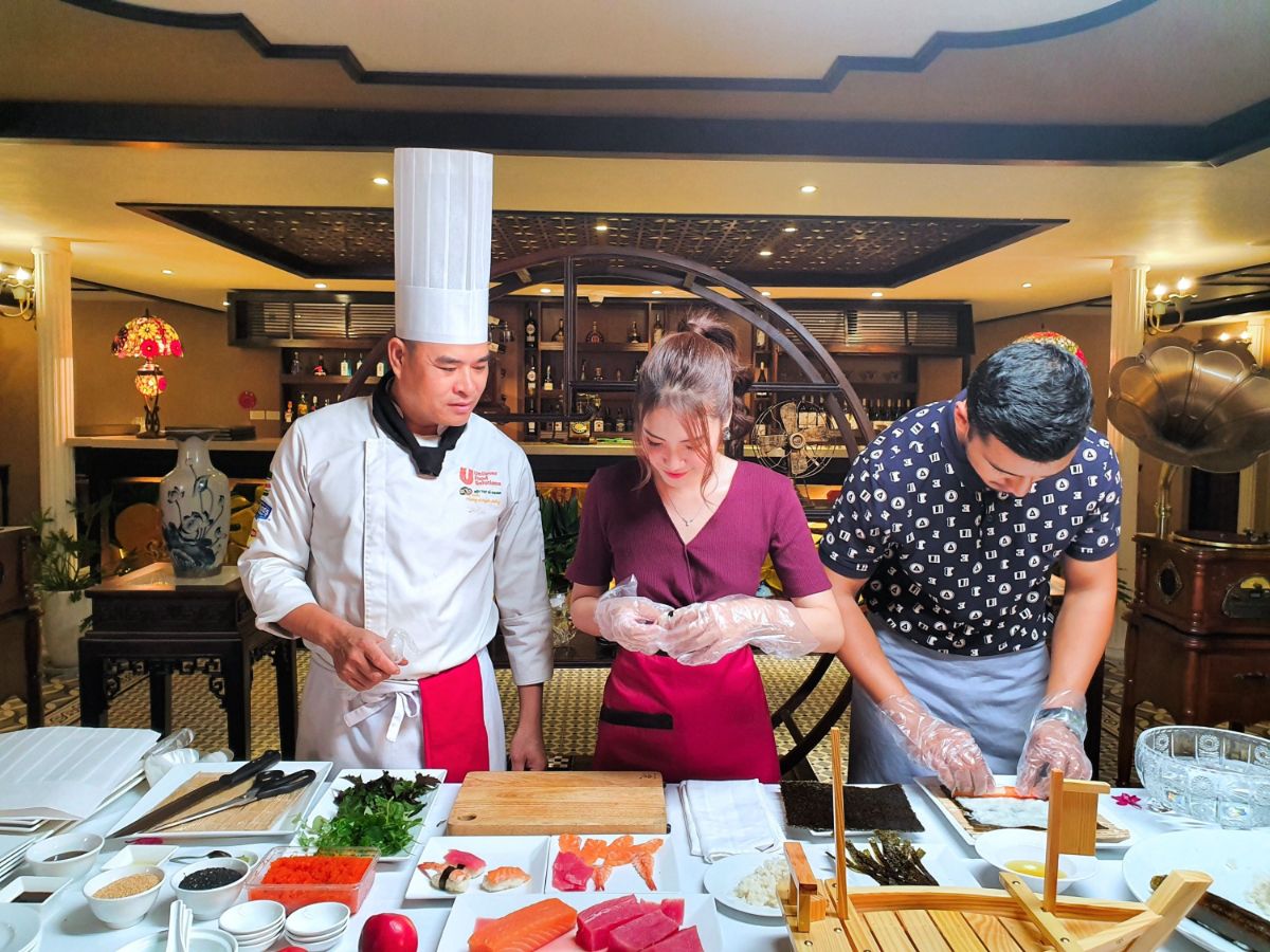 Cooking class Indochina Sails